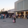 Viajeros del Alvia, esperando a montar en el autobús alternativo