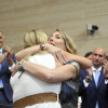 María Guardiola, presidenta electa de la Junta de Extremadura, abraza a Blanca Martín, presidenta de la Junta de Extremadura