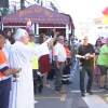 Sacerdote realizando la tradicional bendición de coches y carrozas en la romería de San Cristobal de Zalamea de la Serena