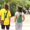 Pareja paseando por Cáceres