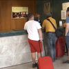 Turistas en el Puente del Pilar