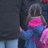 Menores extremeños a las puertas de un centro educativo