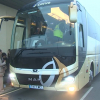 Pasajeros subiendo al autobús alternativo en el aeropuerto de Badajoz