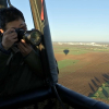 Periodistas chinos desde un globo que sobrevuela olivares en Tierra de Barros