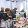 Gente comprando en una tienda de alimentación de Badajoz 