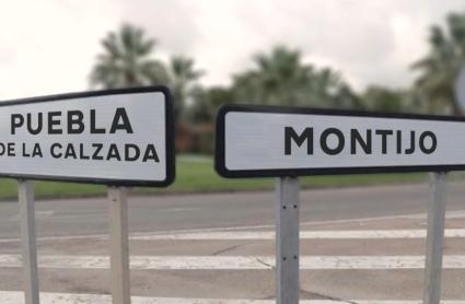 Carteles de carretera con los nombres de Montijo y Puebla de la Calzada