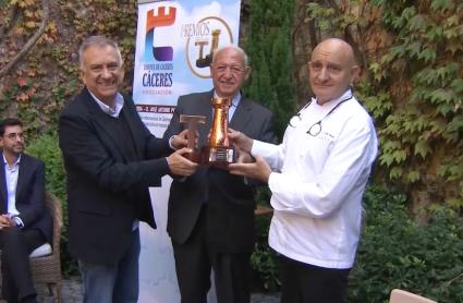 Toño Pérez y José Polo, fundadores del prestigioso restaurante Atrio de Cáceres, han recibido hoy el galardón 'Torres de Cáceres'