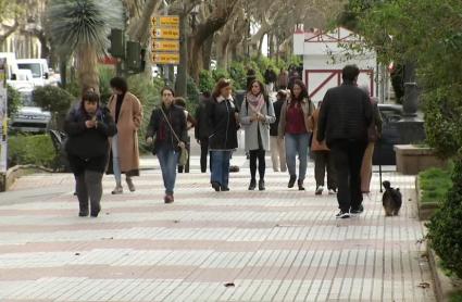 Paseantes en Cáceres