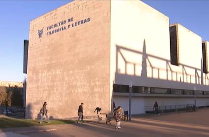 Estudiantes en el exterior de la Facultad de Filosofía y Letras de Cáceres