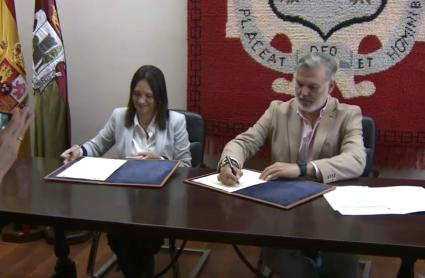 Firma del convenio entre el ayuntamiento de Plasencia y Agenex