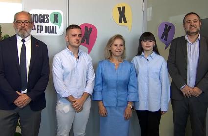 Alumnos de FP Dual con la consejera de Educación