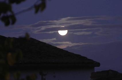 Cáceres se rinde a la magia de la luna llena