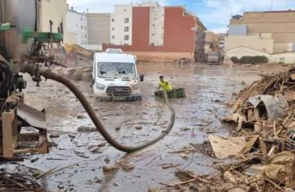 Francisco Javier Pergaña, de Guareña, retirando lodo en Valencia