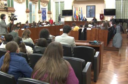 Alumnos de cuatro institutos protagonizan un pleno sobre igualdad y violencia digital en la Diputación de Badajoz