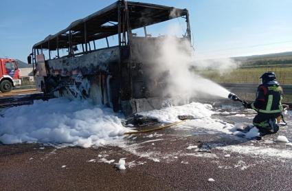 Incendio de un atobús en Arroyo de San Serván