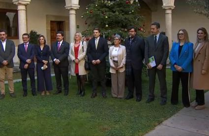 Foto grupal tras el acuerdo laboral y empresarial entre Junta de Extremadura y agentes sociales