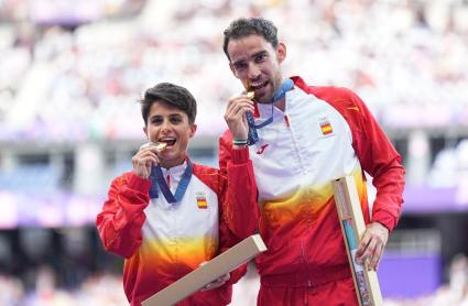 María Pérez y Álvaro Martín Uriol celebran el oro conseguido en los Juegos de París