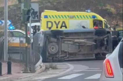 Dos personas heridas en un accidente en Cáceres en el que ha volcado una furgoneta