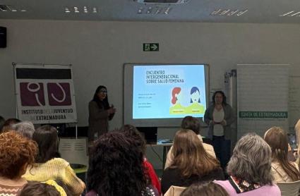 Mujeres de varias generaciones participan en Badajoz en un encuentro sobre salud sexual femenina