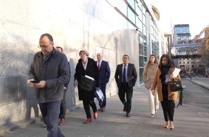 Representantes de la Plataforma 'Sí a Almaraz' llegando a la sede del Parlamento Europeo