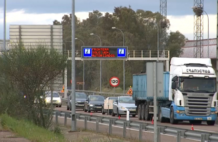 Vehículos circulando hacia España en la zona de control en la frontera con Portugal durante su cierre por la crisis sanitaria.