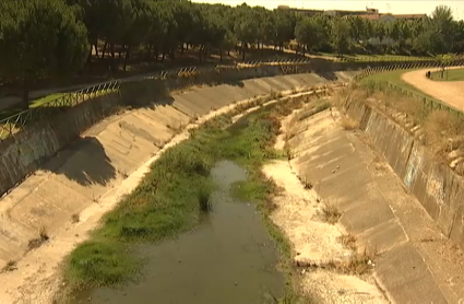 Cauce del arroyo Rivillas a su paso por Badajoz. Lleva muy poca agua, que se ve sucia.