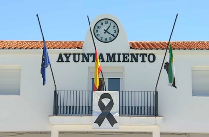 Banderas a media asta en Hernán Cortés