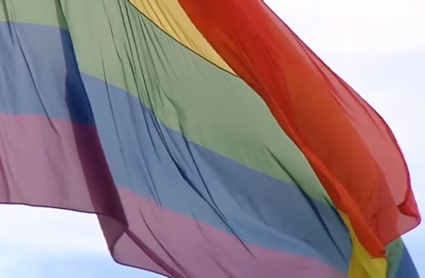 Bandera arcoíris ondeando en Extremadura