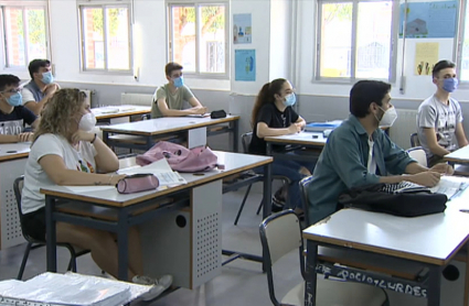 Un grupo de alumnos extremeños, con mascarilla, en clase