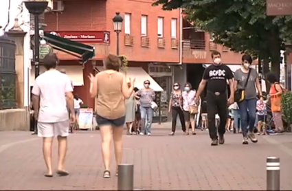 Gente paseando por la calle en Navalmoral de la Mata