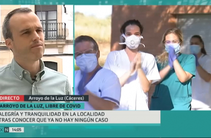 Imagen del alcalde de Arroyo de la Luz y unas enfermeras aplaudiendo