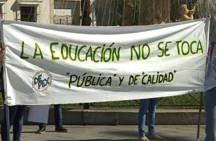 Manifestantes con una pancarta en la que puede leerse: "La Educación no se toca. Pública y de calidad"