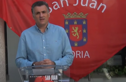 el alcalde de Coria presentando los actos alternativos de San Juan