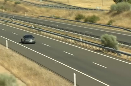 Un coche circula por la autovía A-58