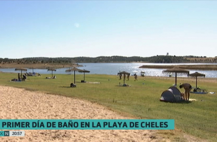 Bañistas disfrutan del primer día de baño en las playas de Cheles