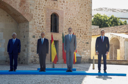 El presidente del Gobierno, Pedro Sánchez, el rey Felipe VI, junto con presidente portugués Marcelo Rebelo de Sousa y el primer ministro luso Antonio Costa