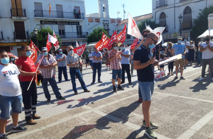 Trabajadores en la protesta frente al ayuntamiento de Alburquerque