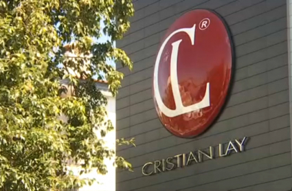 Logo en la fachada de la empresa Cristian Lay