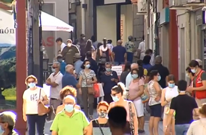 Gente por la calle con mascarilla