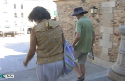 Dos turistas recorren el centro histórico cacereño