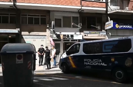 La Policía Nacional ha hecho guardia permanente para vigilar el confinamiento de todo un bloque en Santander.