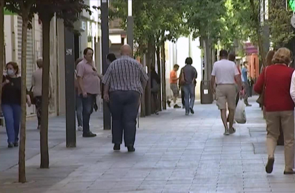 Personas paseando esta semana por la calle Menacho de Badajoz 