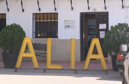Letras formando la palabra Alía situadas en la plaza del municipio
