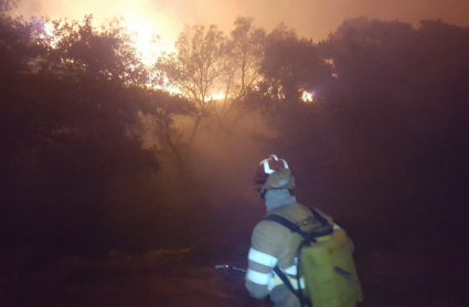 Bombero forestal en incendio de Valencia de Alcántara