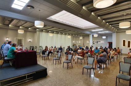 Reunión del alcalde de Mérida con las agrupaciones carnavaleras