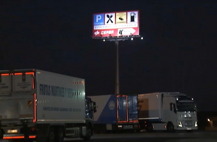 Dos camioneros descansan en una estación de servicio de la región 