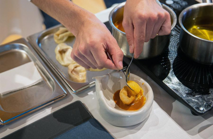 imagen de un cocinero preparando un plato