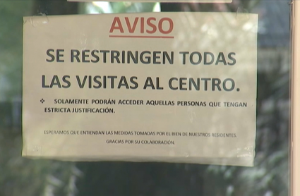 Un cartel anuncia la prohibición de visitas en Torrecillas de la Tiesa 