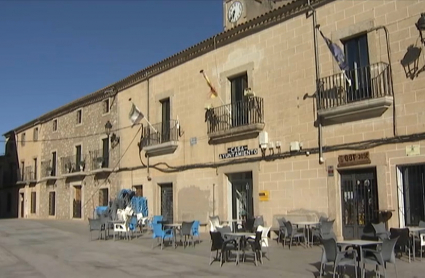 La plaza del Ayuntamiento de Torremocha, esta tarde 