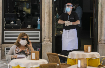 Terraza de una cafetería en el centro histórico de Lisboa